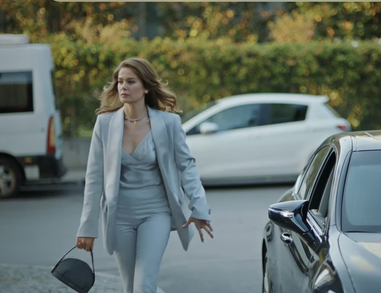 Camdaki Kız, Audrey Gri Çanta